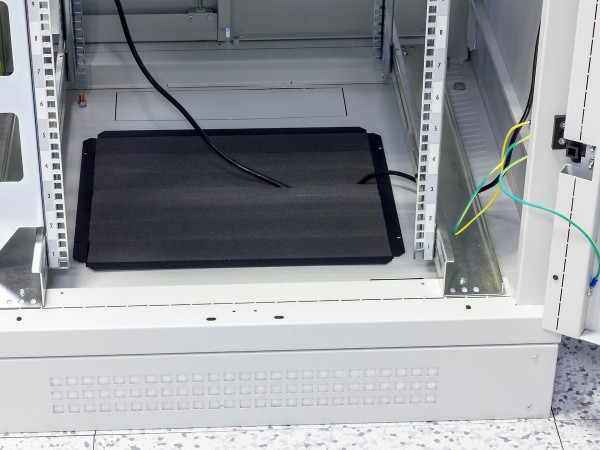 Triton 19"Schrank, zbh. Kabeldurchführung mit Schaumstofffüllung, schwarz,